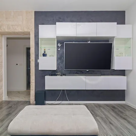 Anachi Apartment Split